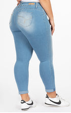 Load image into Gallery viewer, YMI PLUS SIZE ANKLE JEAN
